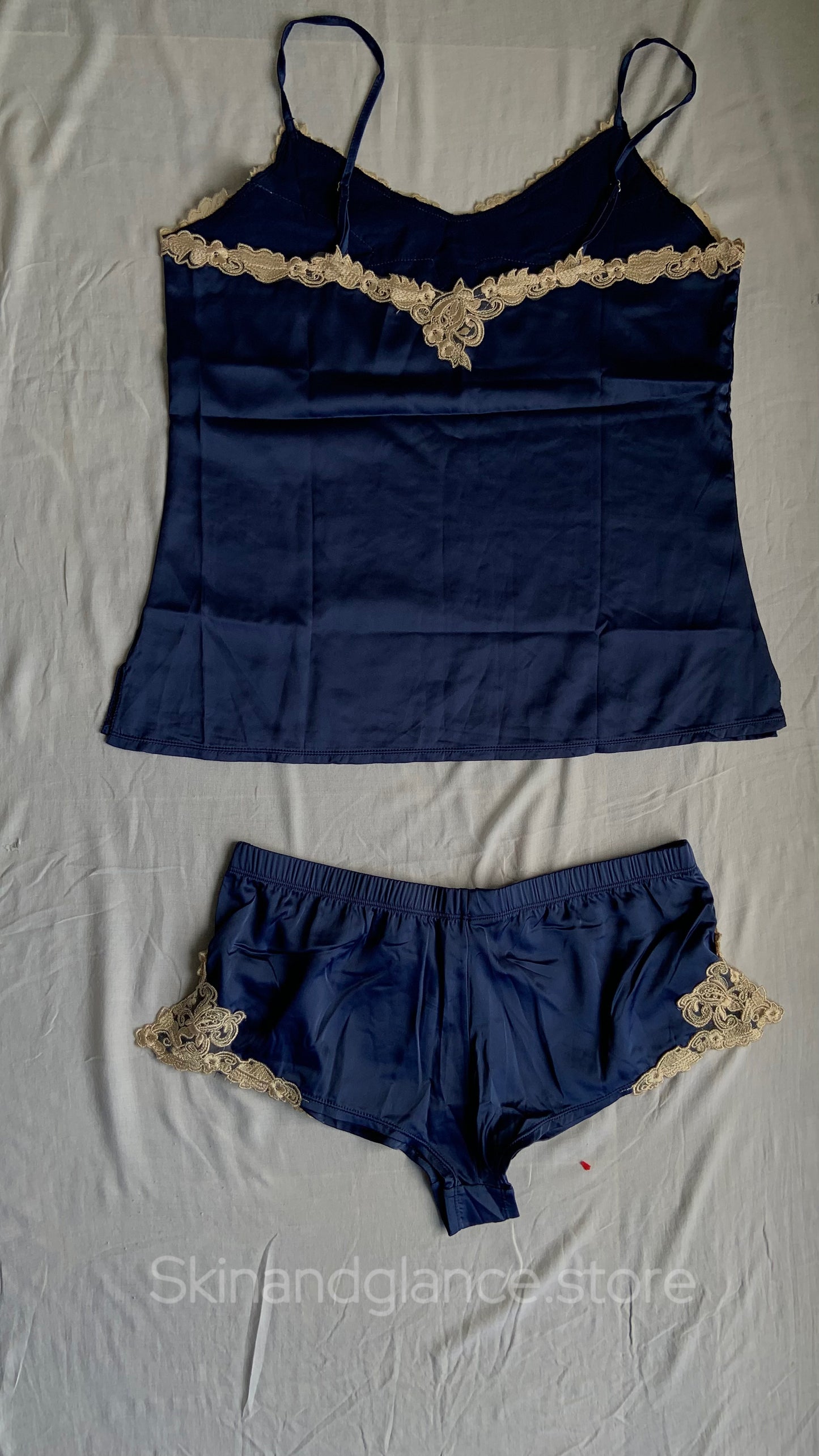 Midnight elegance meets golden charm β¨π