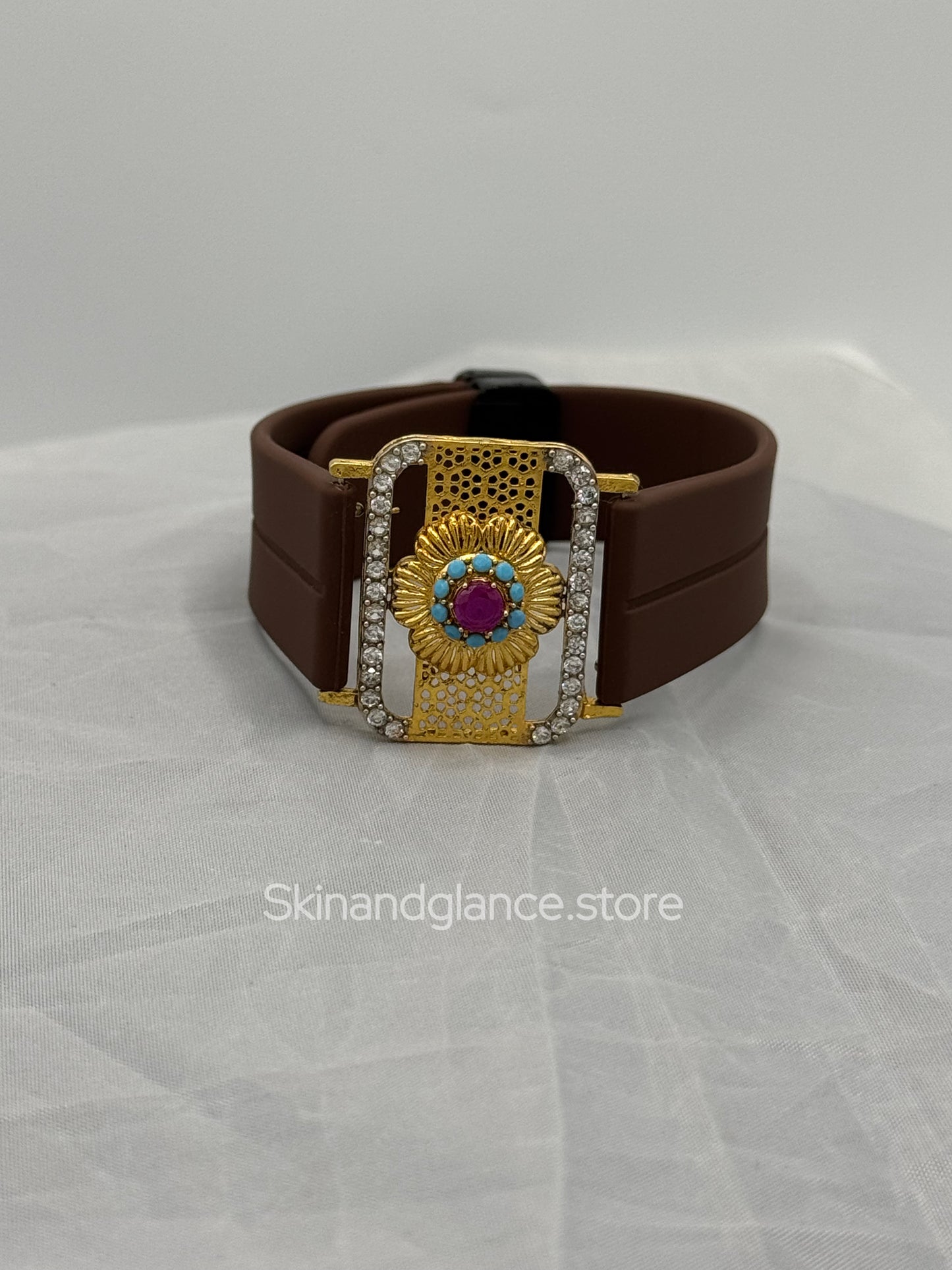 Antique Jewel Bracelet with diferent strap colors, 24 karat Gold Plated Jewel