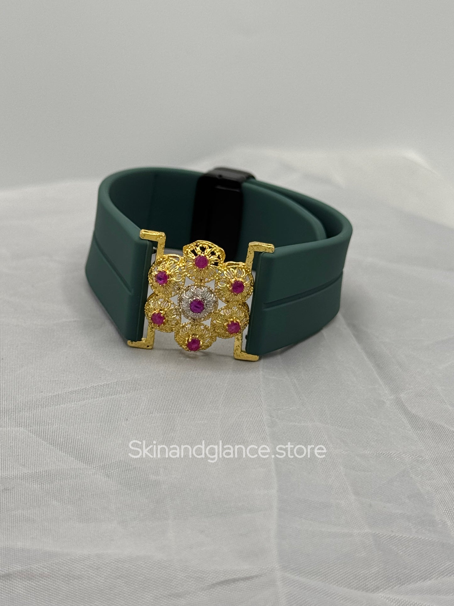 Antique Jewel Bracelet with diferent strap colors, 24 karat Gold Plated Jewel